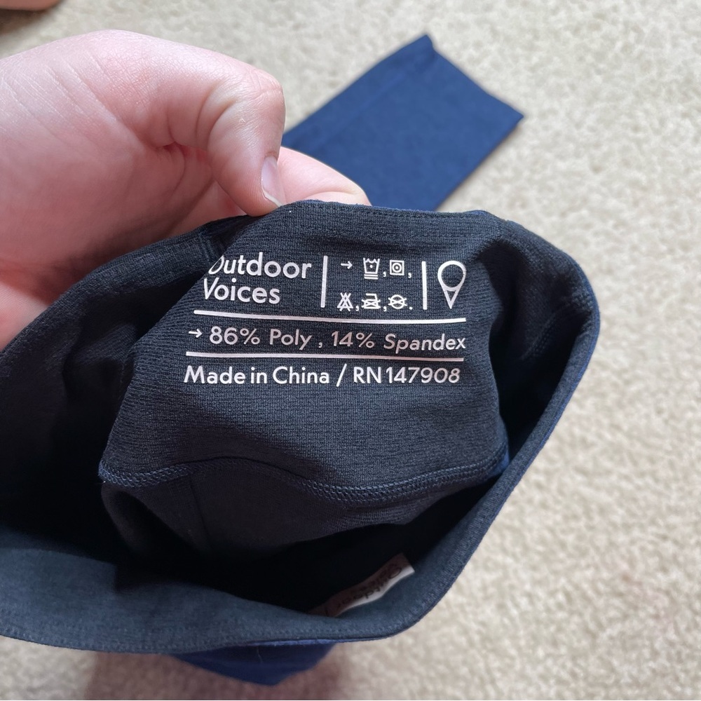 OUTDOOR VOICES WARMUP 3/4 TWO-TONE LEGGINGS IN BLACK & NAVY BLUE - Picture 5 of 5